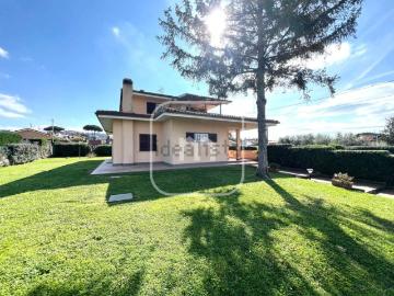 Case e ville in vendita di 278 m² in Via Castagnole