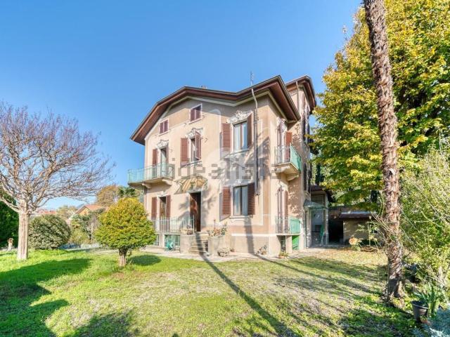 Case e ville in vendita di 278 m² in Via Cuneo, 3