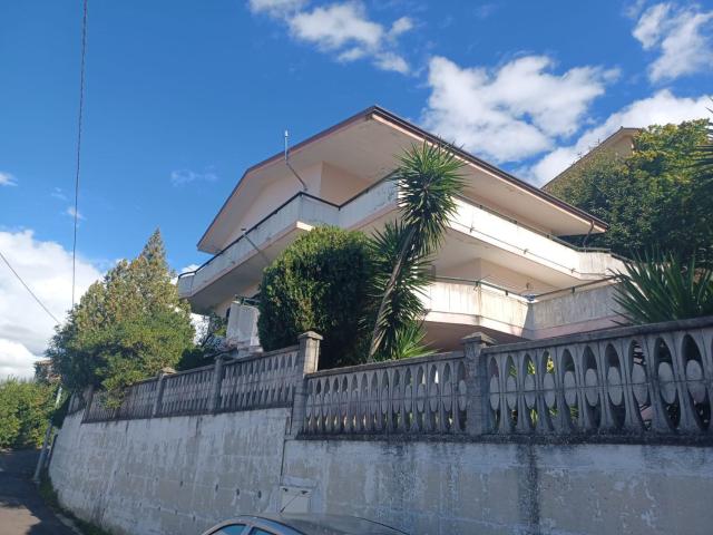 Case e ville in vendita di 278 m² in Via Aldo Moro, 68