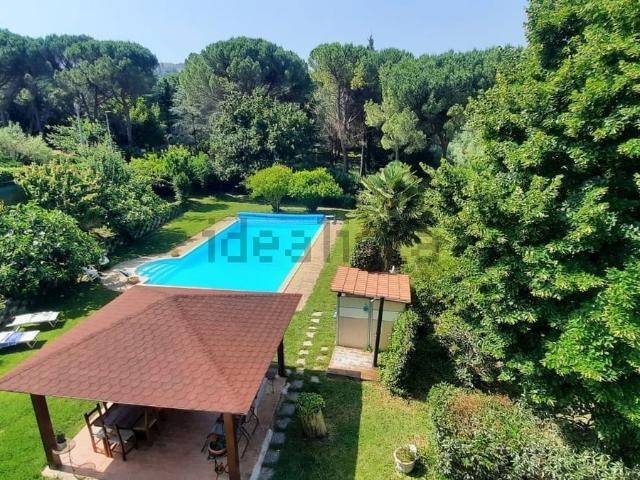 Case e ville in vendita di 278 m² in Via della Treggia, 20