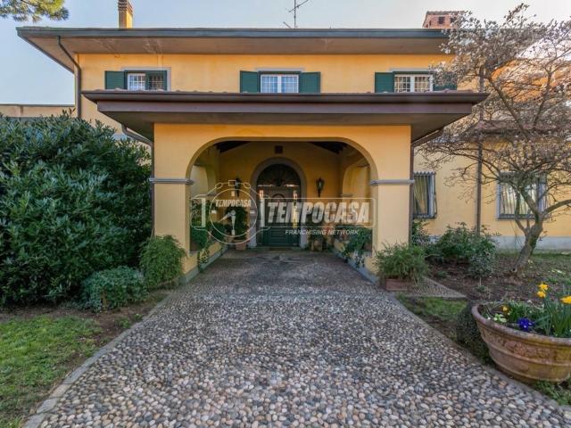 Case e ville in vendita di 278 m² in Via Milano, 16