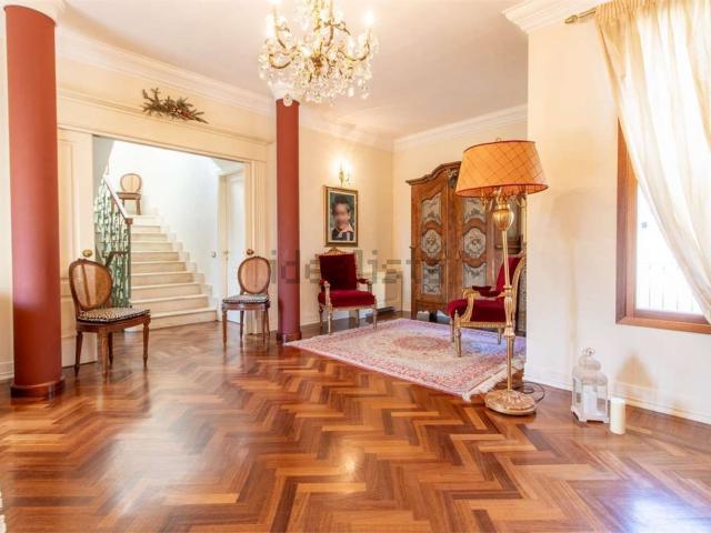 Case e ville in vendita di 278 m² in Via Pietro Ambu
