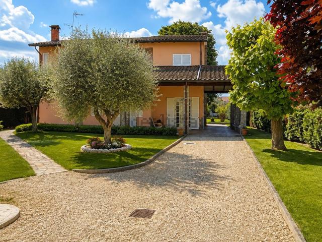 Case e ville in vendita di 278 m² in Via Roma