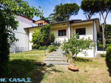 Case e ville in vendita di 279 m² in Via Diomede Forlani, 14