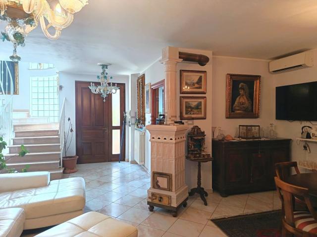 Case e ville in vendita di 279 m² in Via Monte Grappa, 19