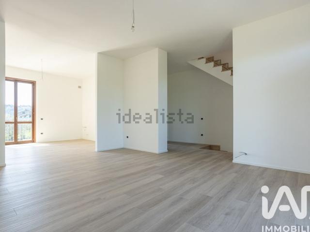 Case e ville in vendita di 279 m² in Via Sandro Pertini