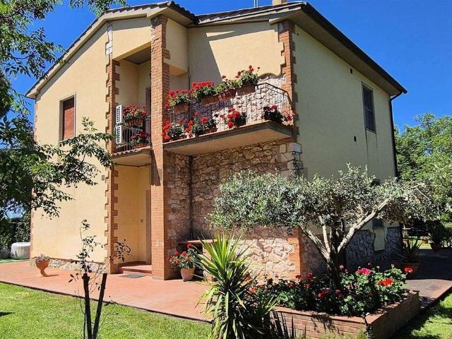 Case e ville in vendita di 279 m² in Strada Comunale di Montalcino, 68