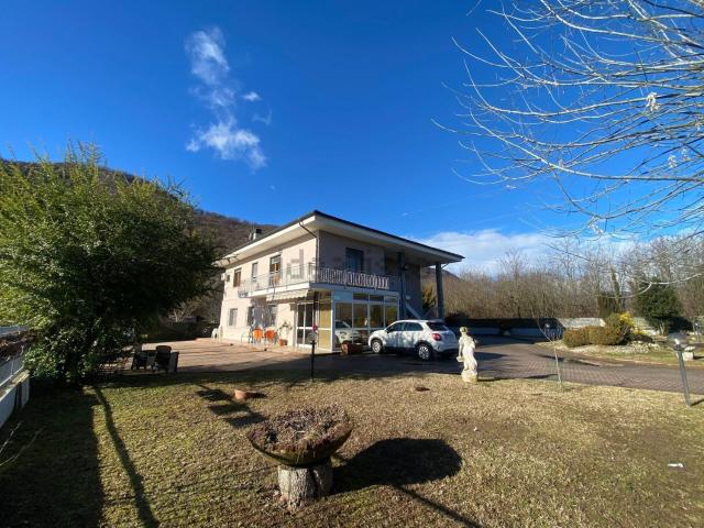 Villetta bifamiliare in vendita di 280 m²