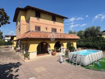 Case e ville in vendita di 280 m² in Via Colle dei Pozzi, 1
