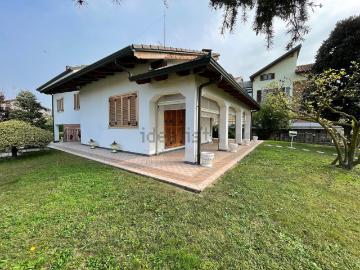 Case e ville in vendita di 280 m² in Via Aldo Moro, 8