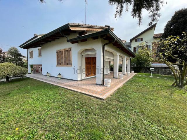 Case e ville in vendita di 280 m² in Via Aldo Moro, 8