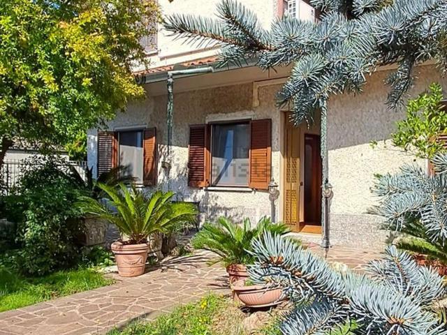 Case e ville in vendita di 280 m² in Via Alessandro Manzoni