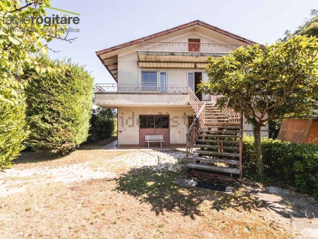 Case e ville in vendita di 280 m² in Via Arturo Toscanini