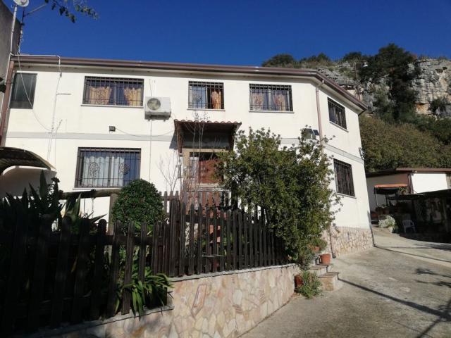 Case e ville in vendita di 280 m² in Via Attoli