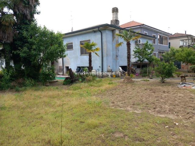 Case e ville in vendita di 280 m² in Via Giuseppe Verdi
