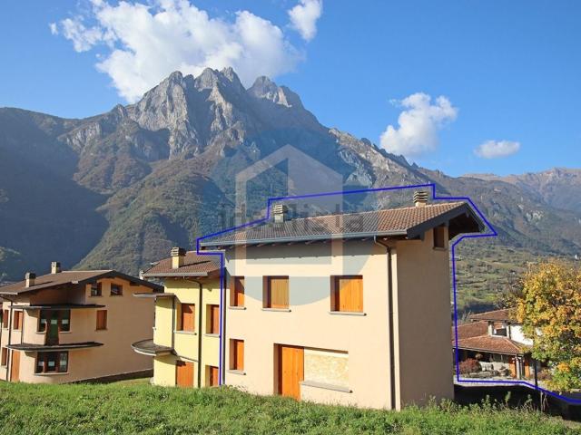 Case e ville in vendita di 280 m² in Via Giardini
