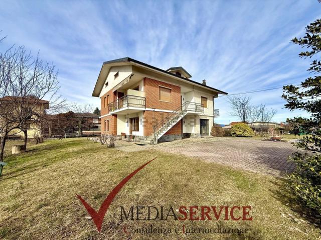 Case e ville in vendita di 280 m² in Via Grugliasco, 12