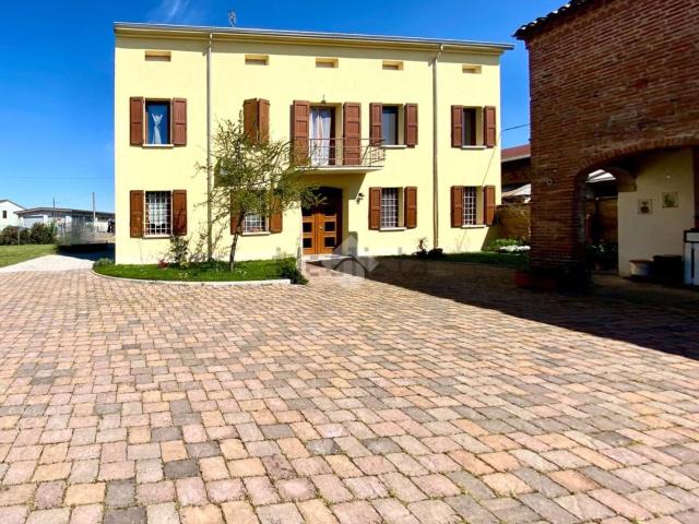 Case e ville in vendita di 280 m² in Via Guastalla, 73