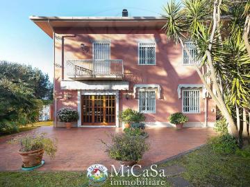 Case e ville in vendita di 280 m² in Via degli Alberi, 1