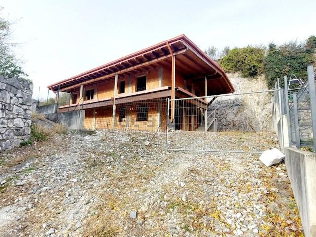 Case e ville in vendita di 280 m² in Via degli Alpini, 8