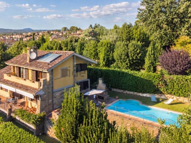 Case e ville in vendita di 280 m² in Via dei Lucumoni
