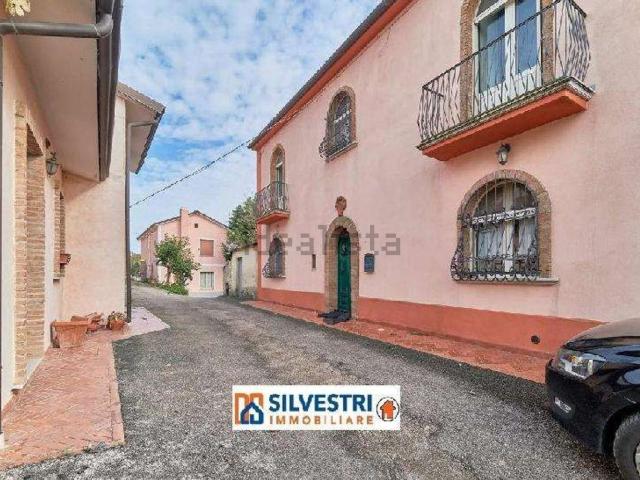Case e ville in vendita di 280 m² in Via del Sole