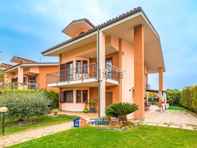 Case e ville in vendita di 280 m² in Via delle Benne, 51
