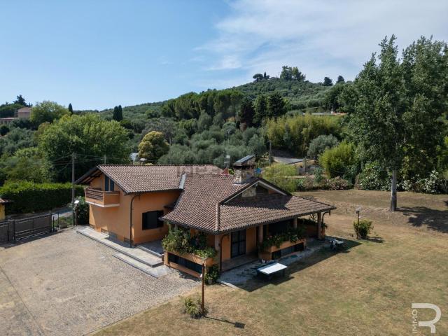 Case e ville in vendita di 280 m² in Via delle Sezioni