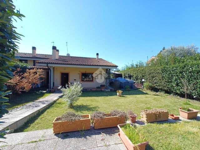 Case e ville in vendita di 280 m² in Via delle Robinie, 22