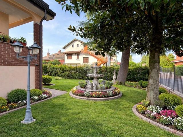 Case e ville in vendita di 280 m² in Via delle Rose, 6