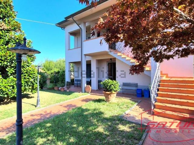 Case e ville in vendita di 280 m² in Via delle Ville, 376
