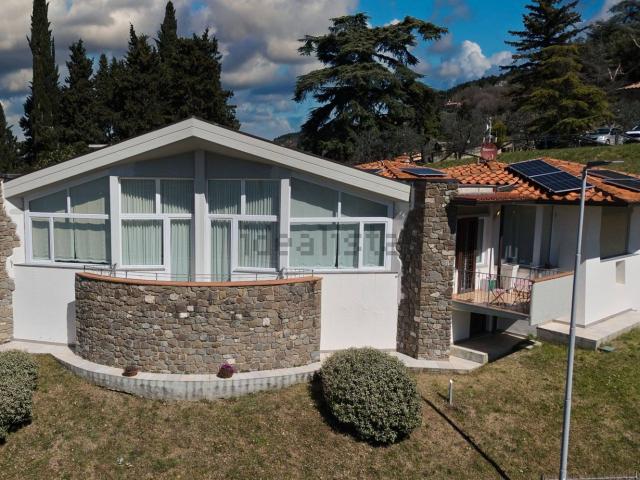Case e ville in vendita di 280 m² in Via di Cappello