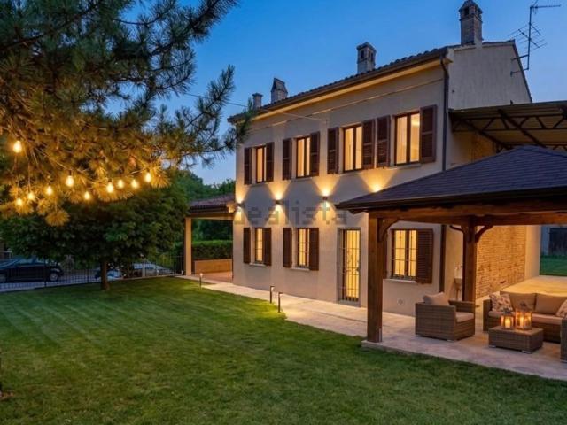 Case e ville in vendita di 280 m² in Via Emilia, 113