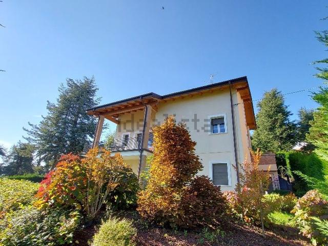 Case e ville in vendita di 280 m² in Via europa