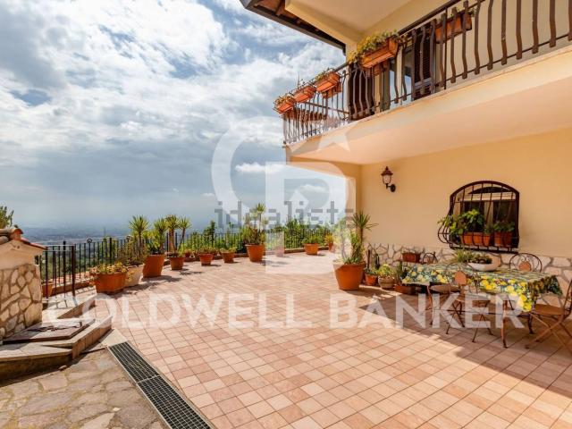 Case e ville in vendita di 280 m² in Via Fontana Fiume