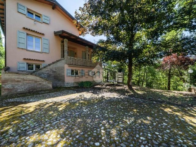 Case e ville in vendita di 280 m² in Via Fosse Ardeatine, 2