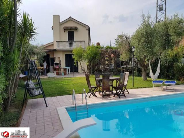 Case e ville in vendita di 280 m² in Via Indipendenza