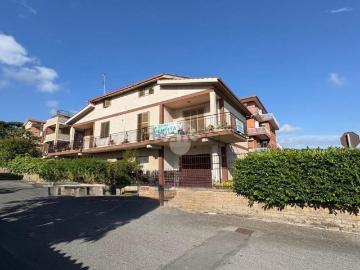 Case e ville in vendita di 280 m² in Via Olanda, 8
