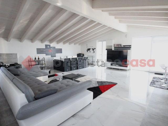 Case e ville in vendita di 280 m² in Via L. Tolstoi, 11