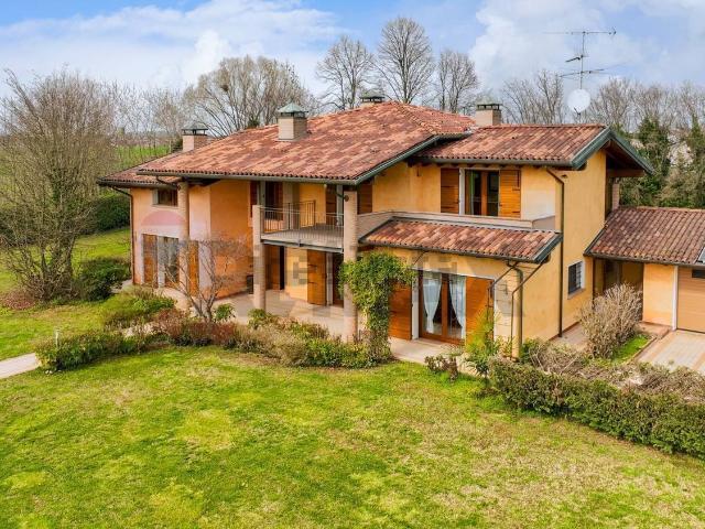 Case e ville in vendita di 280 m² in Località Livelli, 16