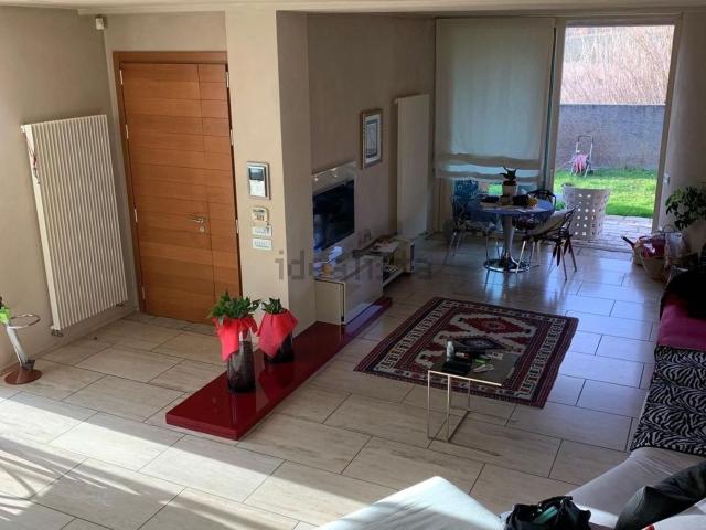 Case e ville in vendita di 280 m² in Via Montalese