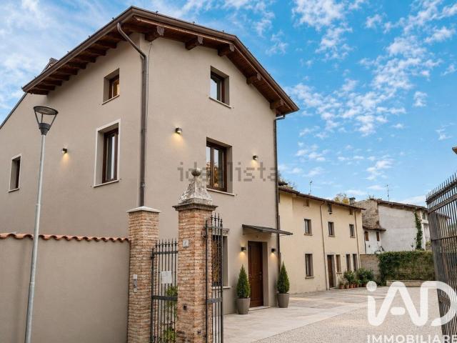 Case e ville in vendita di 280 m² in Via Morandi