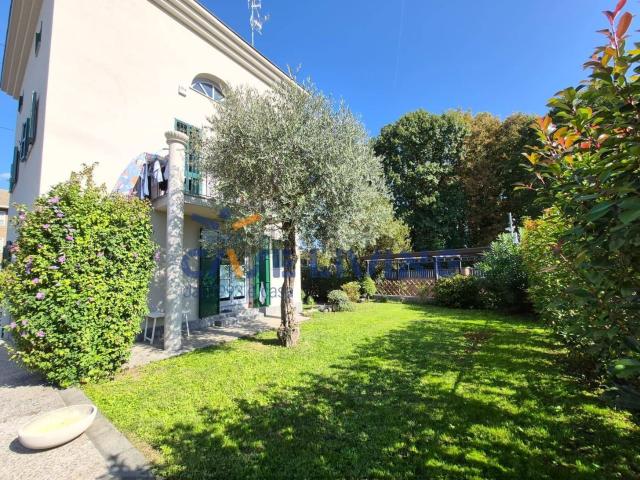 Case e ville in vendita di 280 m² in Via Madonnina, 104