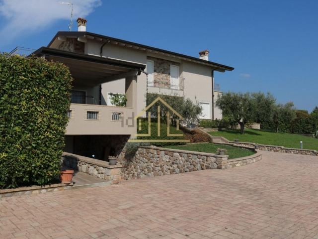 Case e ville in vendita di 280 m² in Via Mantova Vecchia