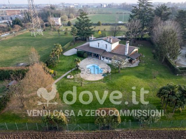Case e ville in vendita di 280 m² in Via Manzano, 199