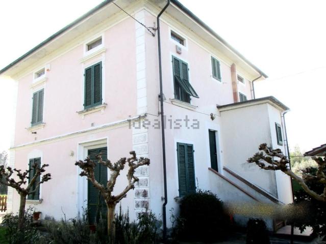 Case e ville in vendita di 280 m² in Via Martiri della Libertà