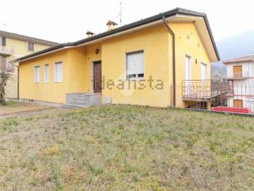 Case e ville in vendita di 280 m² in Via Sottostrada
