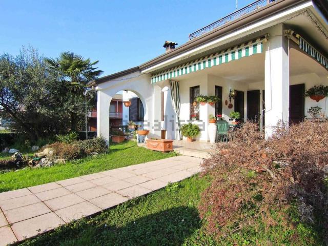 Case e ville in vendita di 280 m² in Via Silvio Pellico, 19