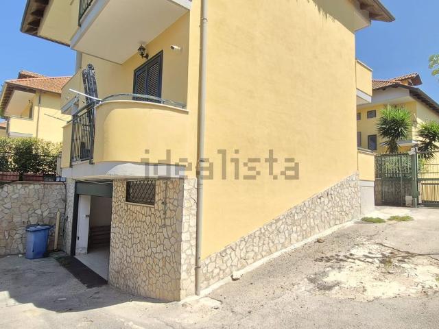 Case e ville in vendita di 280 m² in Via Staffetta, 257