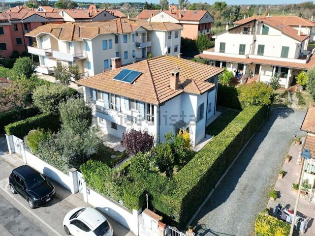 Case e ville in vendita di 280 m² in Via Strasburgo